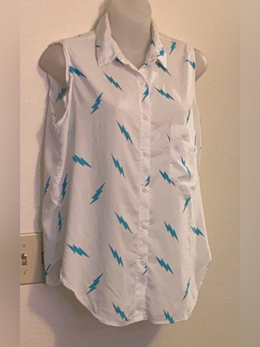 Pinot Noir White Sleeveless Top with Teal Lightning Print Size L